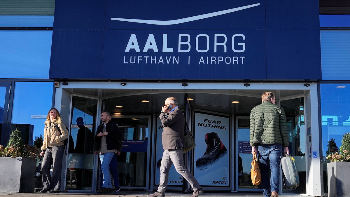 Letiště v dánském Aalborgu bylo druhou noc v řadě krátce uzavřeno kvůli dronům